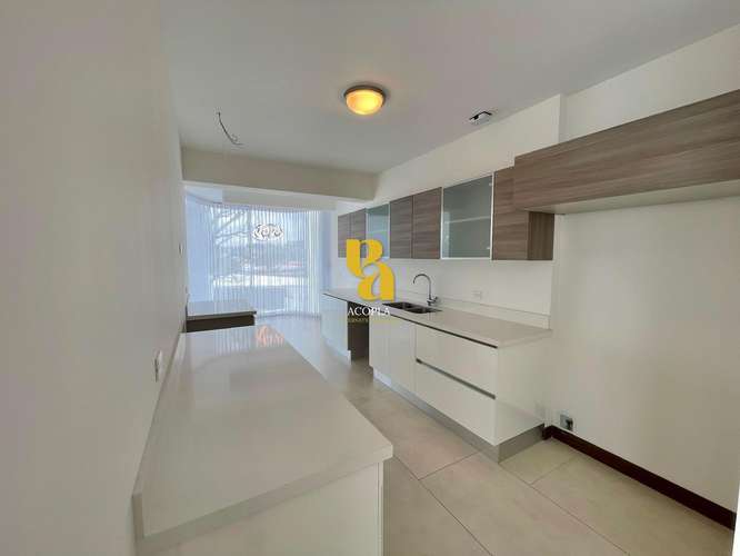 Alquiler de amplio apartamento en Escazú