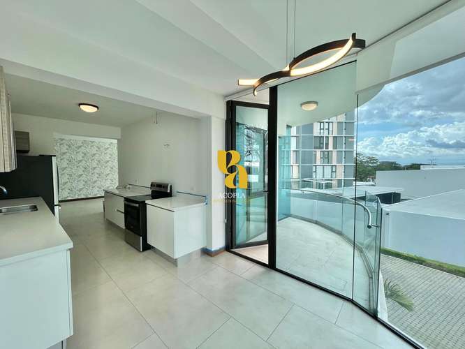 Alquiler de amplio apartamento en Escazú