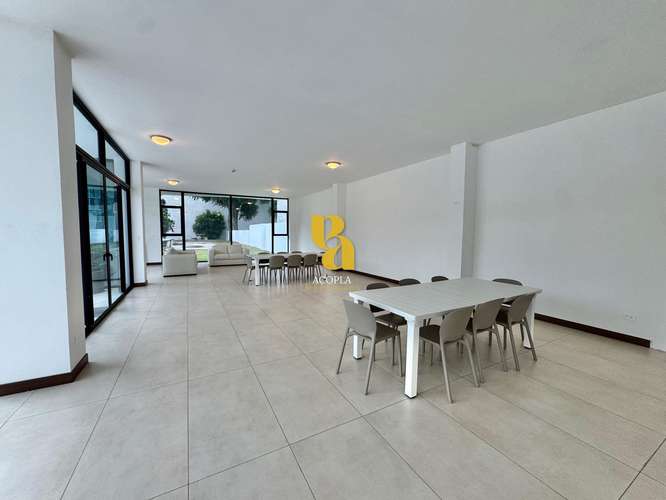Alquiler de amplio apartamento en Escazú