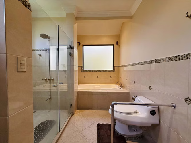 Venta en Bosque de Altamonte, Curridabat | 636 m² | 4 Habitaciones  Terraza