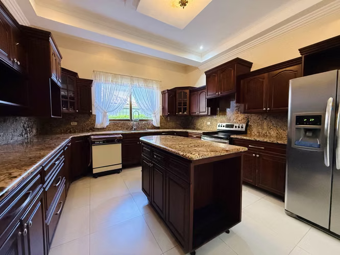 Venta en Bosque de Altamonte, Curridabat | 636 m² | 4 Habitaciones  Terraza