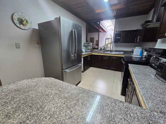 VENTA DE CASA ESQUINERA, AMPLIA EN HEREDIA CENTRO - Imagen 2