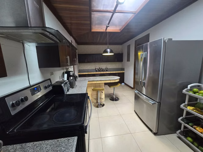 VENTA DE CASA ESQUINERA, AMPLIA EN HEREDIA CENTRO - Imagen 3