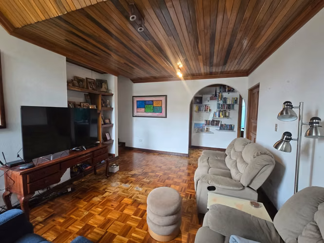 VENTA DE CASA ESQUINERA, AMPLIA EN HEREDIA CENTRO - Imagen 12