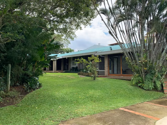 Se vende espectacular casa de un nivel en Yoses Sur