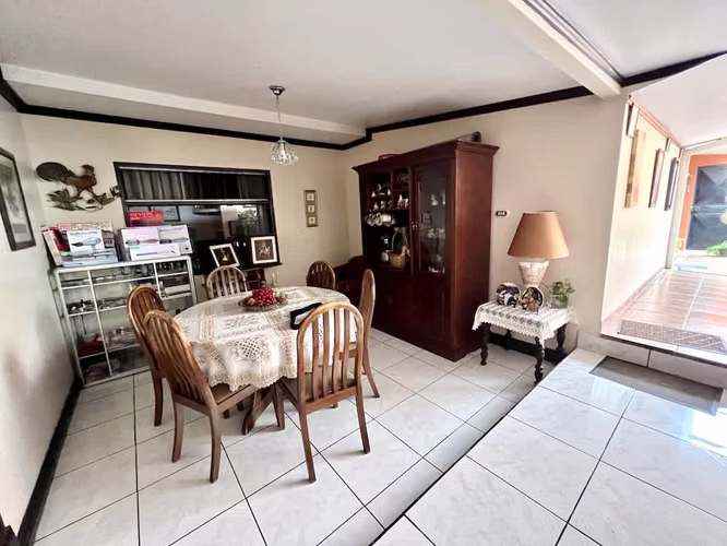 Casa de 1 planta 319m², uso de suelo MIXTO, 3 cuartos, 4 parqueos, Santa Ana Centro