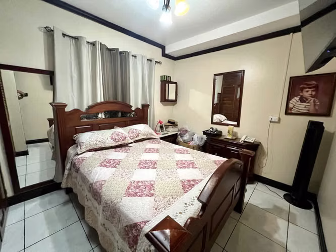 Casa de 1 planta 319m², uso de suelo MIXTO, 3 cuartos, 4 parqueos, Santa Ana Centro