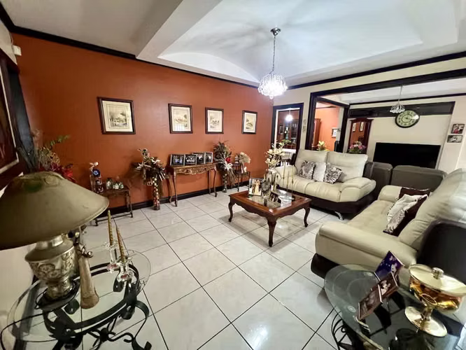 Casa de 1 planta 319m², uso de suelo MIXTO, 3 cuartos, 4 parqueos, Santa Ana Centro