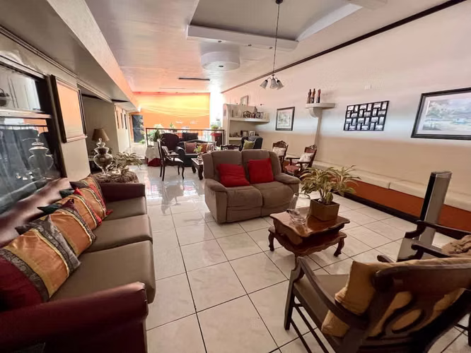 Casa de 1 planta 319m², uso de suelo MIXTO, 3 cuartos, 4 parqueos, Santa Ana Centro