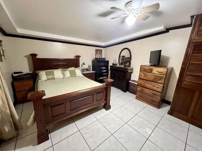 Casa de 1 planta 319m², uso de suelo MIXTO, 3 cuartos, 4 parqueos, Santa Ana Centro
