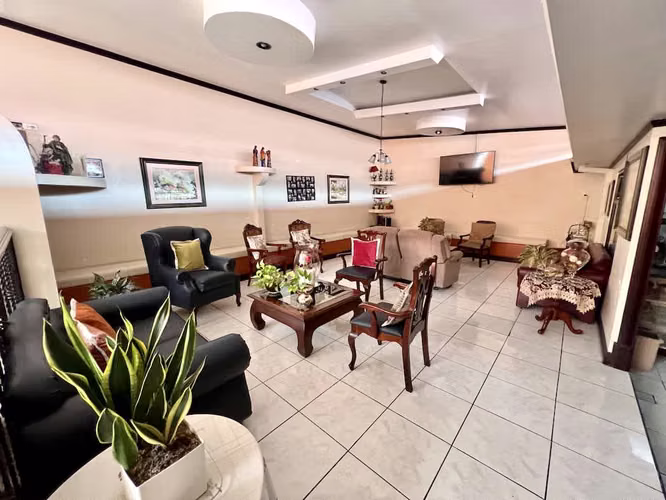 Casa de 1 planta 319m², uso de suelo MIXTO, 3 cuartos, 4 parqueos, Santa Ana Centro