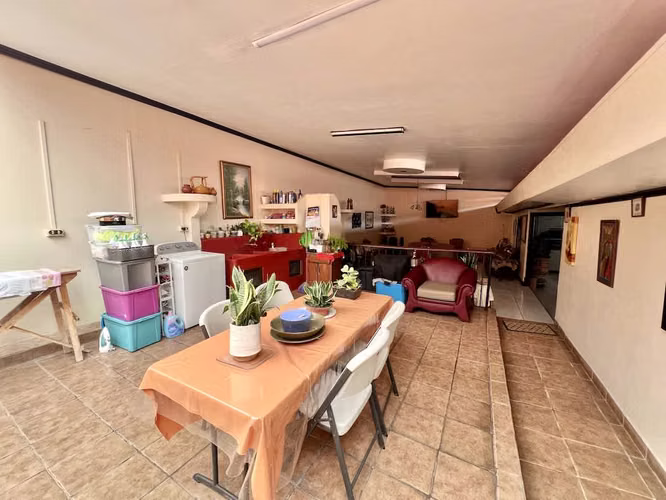 Casa de 1 planta 319m², uso de suelo MIXTO, 3 cuartos, 4 parqueos, Santa Ana Centro
