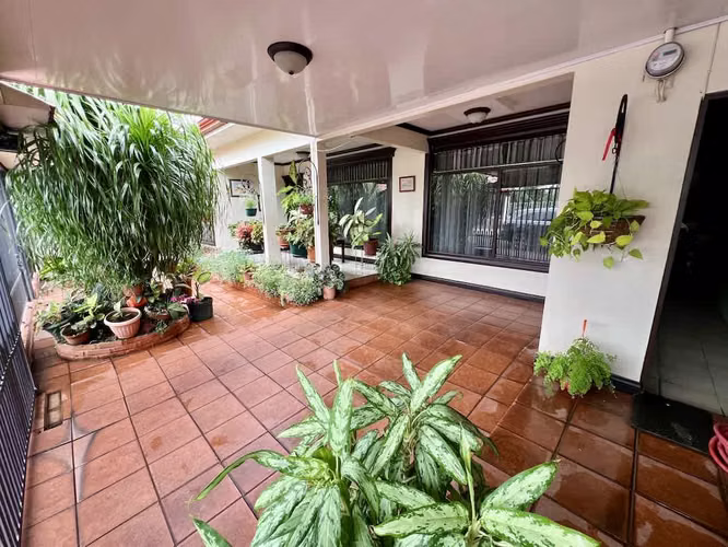 Casa de 1 planta 319m², uso de suelo MIXTO, 3 cuartos, 4 parqueos, Santa Ana Centro