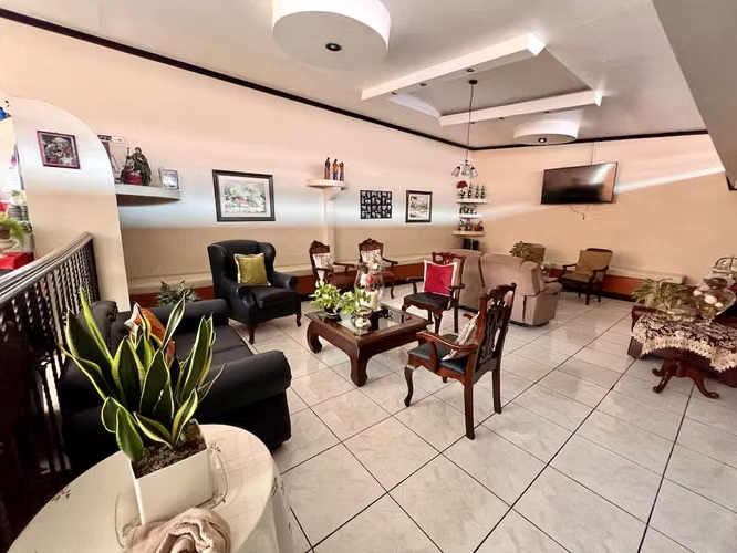 Casa de 1 planta 319m², uso de suelo MIXTO, 3 cuartos, 4 parqueos, Santa Ana Centro