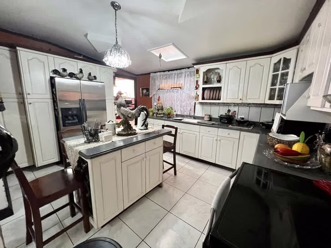 Casa de 1 planta 319m², uso de suelo MIXTO, 3 cuartos, 4 parqueos, Santa Ana Centro