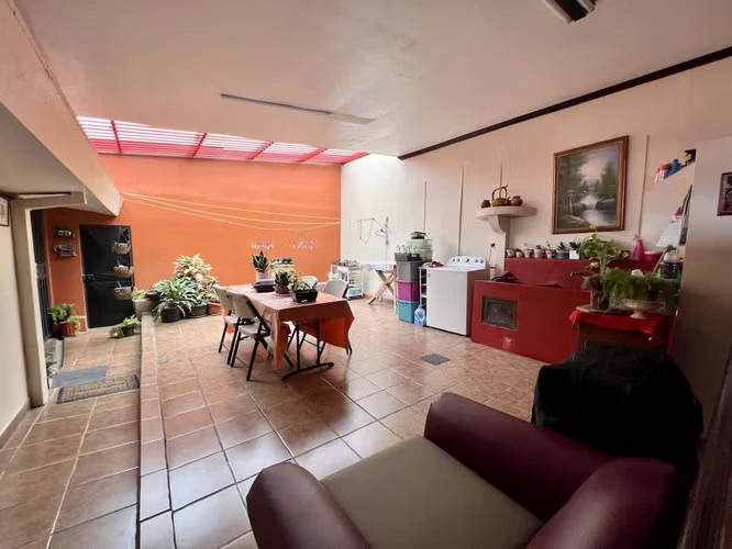 Casa de 1 planta 319m², uso de suelo MIXTO, 3 cuartos, 4 parqueos, Santa Ana Centro