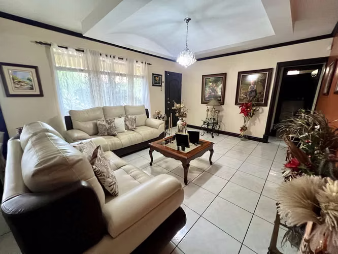Casa de 1 planta 319m², uso de suelo MIXTO, 3 cuartos, 4 parqueos, Santa Ana Centro