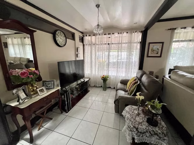 Casa de 1 planta 319m², uso de suelo MIXTO, 3 cuartos, 4 parqueos, Santa Ana Centro
