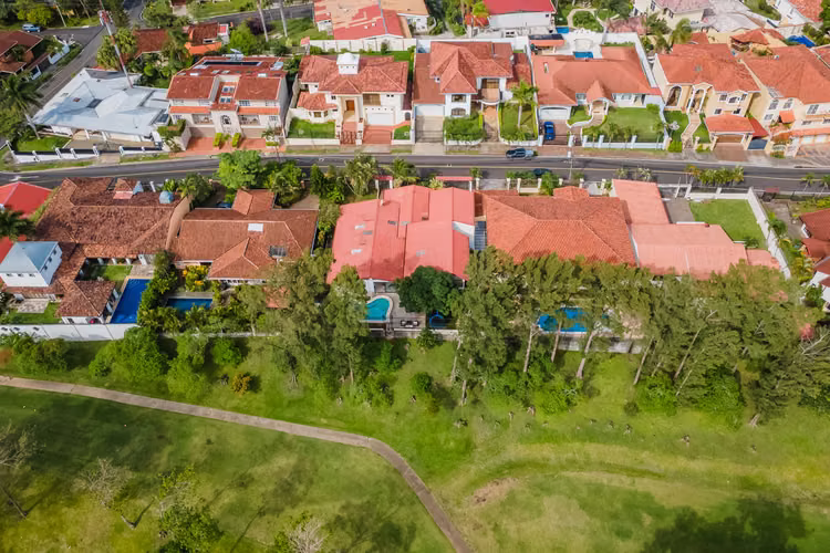 Se Vende –Casa con Vista al Campo de Golf en Ciudad Cariari, Heredia–VH