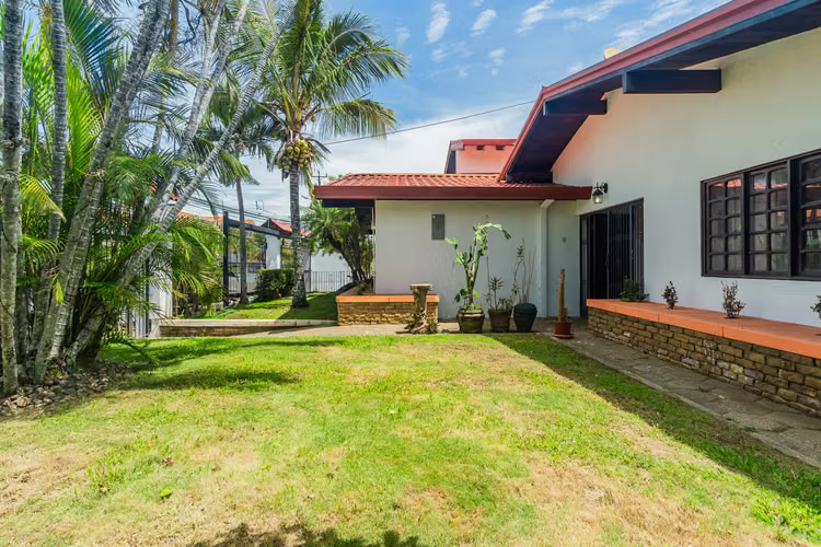 Se Vende –Casa con Vista al Campo de Golf en Ciudad Cariari, Heredia–VH