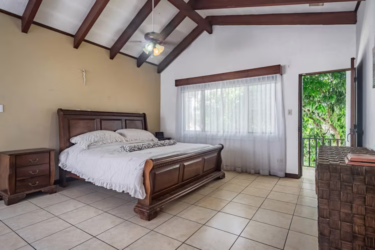 Se Vende –Casa con Vista al Campo de Golf en Ciudad Cariari, Heredia–VH