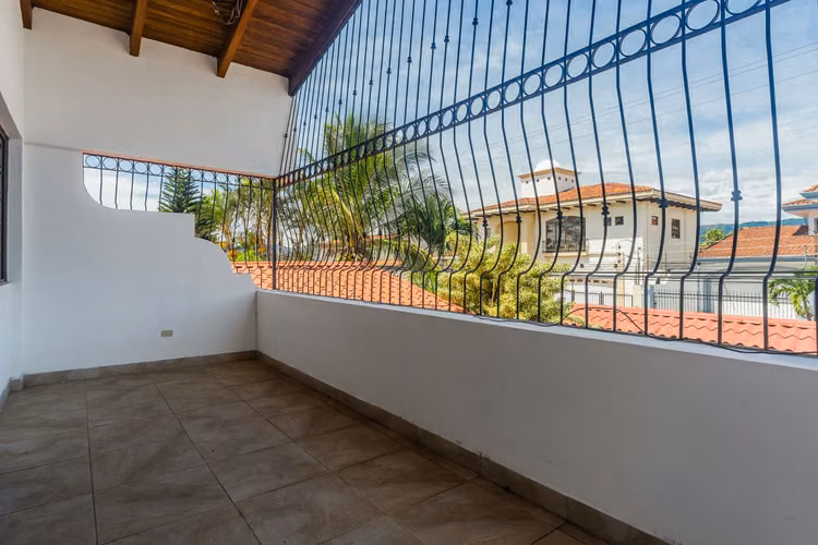 Se Vende –Casa con Vista al Campo de Golf en Ciudad Cariari, Heredia–VH