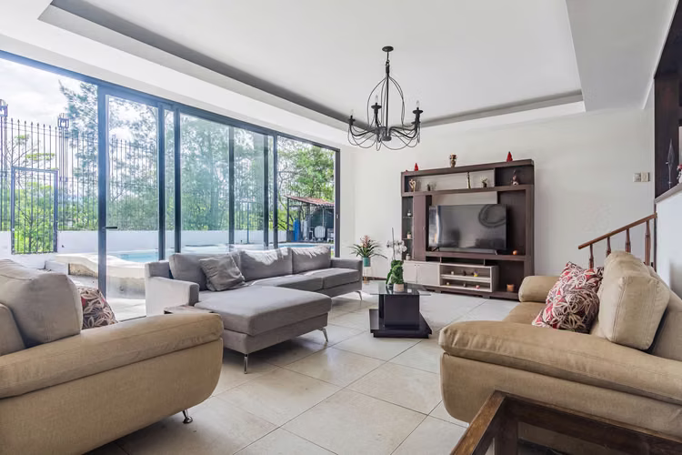 Se Vende –Casa con Vista al Campo de Golf en Ciudad Cariari, Heredia–VH