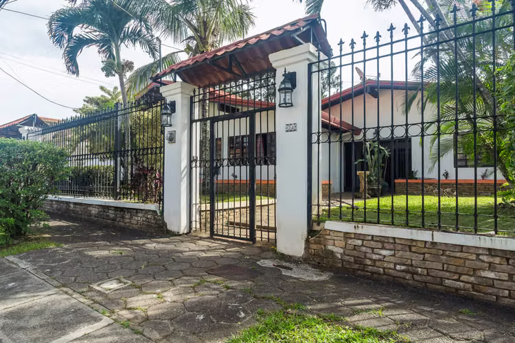 Se Vende –Casa con Vista al Campo de Golf en Ciudad Cariari, Heredia–VH