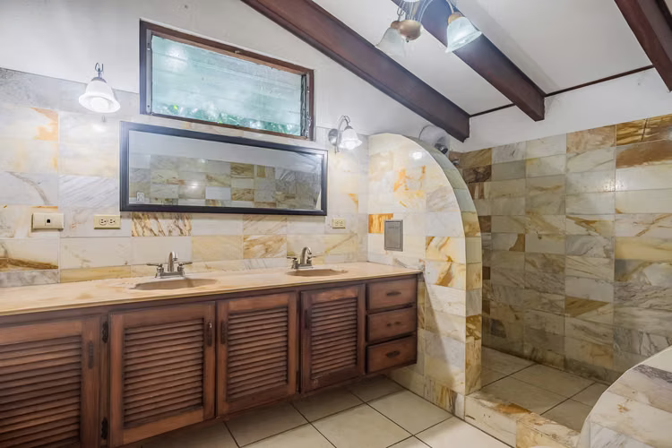Se Vende –Casa con Vista al Campo de Golf en Ciudad Cariari, Heredia–VH