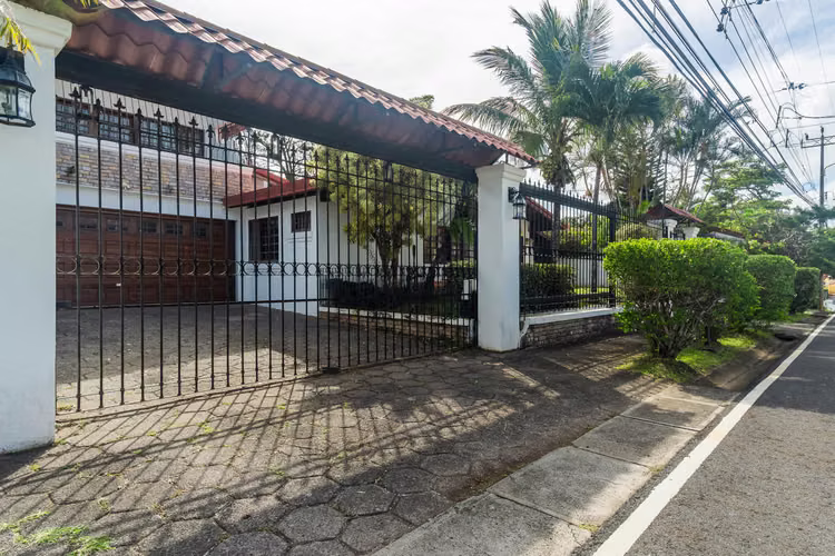 Se Vende –Casa con Vista al Campo de Golf en Ciudad Cariari, Heredia–VH