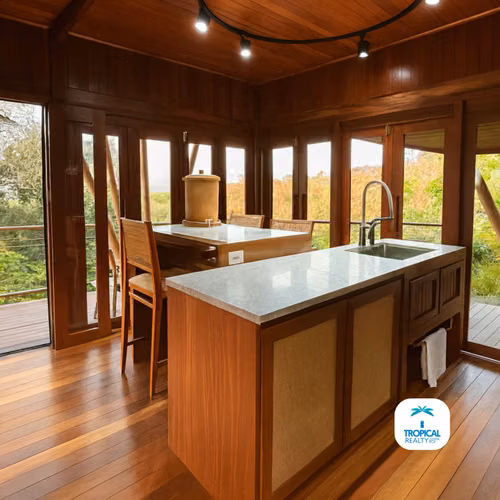 Paraíso en Playa Hermosa – Casa con Vista a la Montaña
