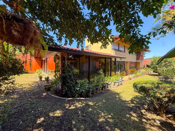 Ciudad Cariari, Belén, Heredia, casa rodeada  jardín