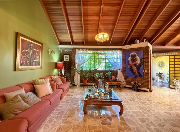 Ciudad Cariari, Belén, Heredia, casa rodeada  jardín