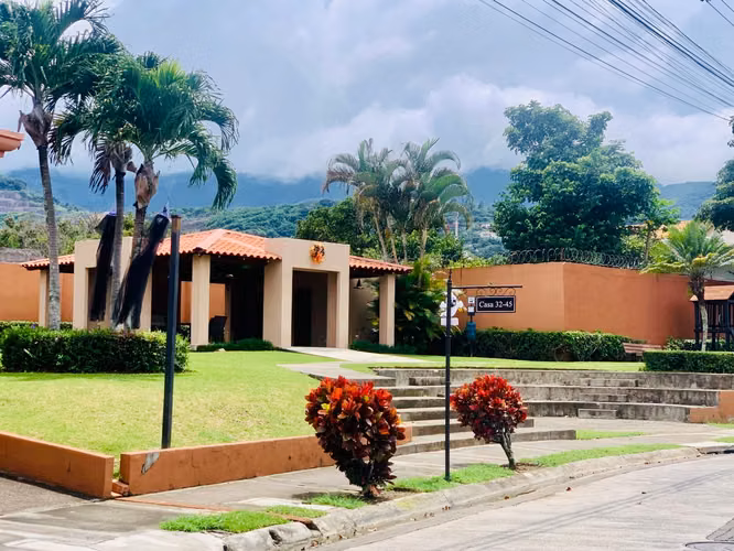 SE VENDE CASA EN CONDOMINIO CERCA RUTA 27, SANTA ANA POZOS.