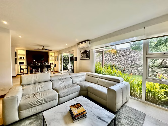 Venta casa contemporánea con patio amplio , Guachipelin, Escazú (FAU) - Imagen 4