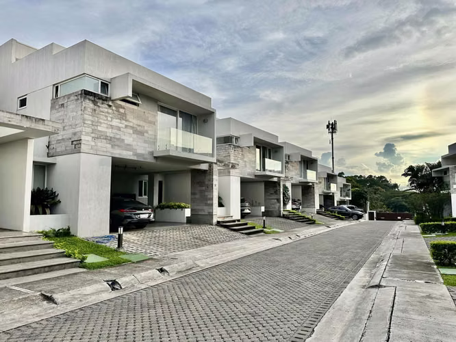 Venta lujosa, moderna y amplia casa, Guachipelin, Escazú (FAU) - Imagen 18