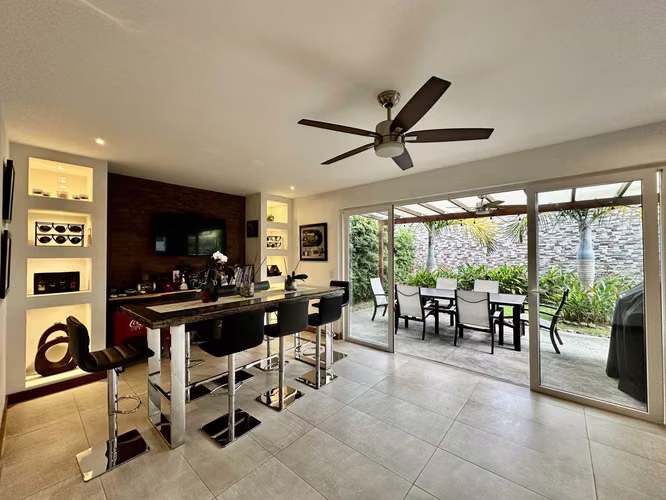 Venta lujosa, moderna y amplia casa, Guachipelin, Escazú (FAU) - Imagen 2