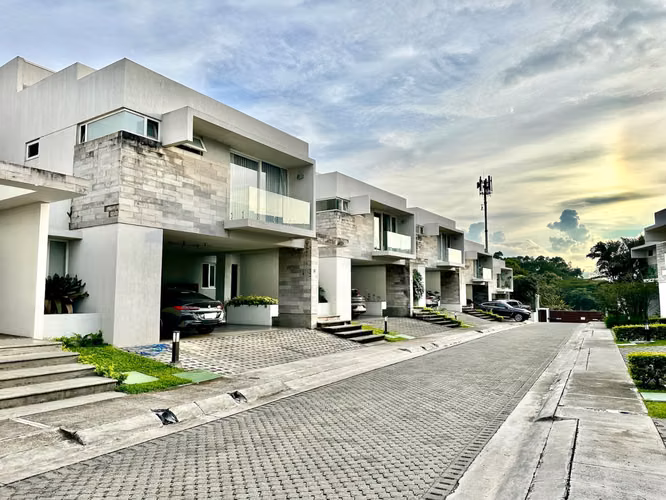 Venta casa contemporánea con patio amplio , Guachipelin, Escazú (FAU)