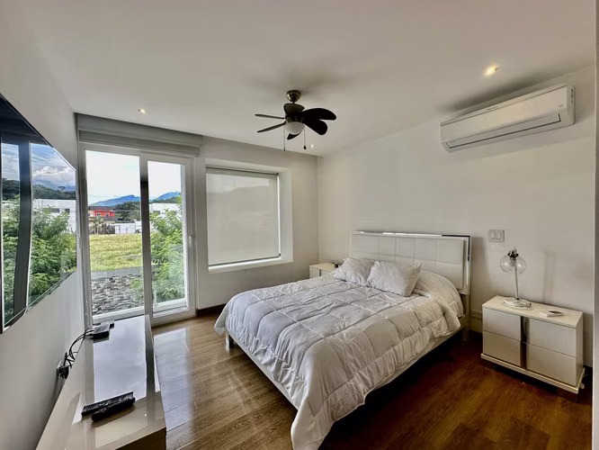 Venta lujosa, moderna y amplia casa, Guachipelin, Escazú (FAU) - Imagen 12