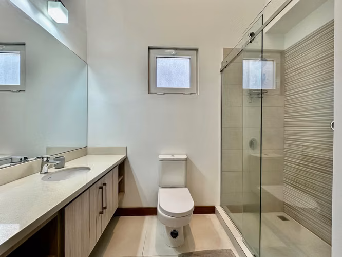 Venta casa contemporánea con patio amplio , Guachipelin, Escazú (FAU) - Imagen 12