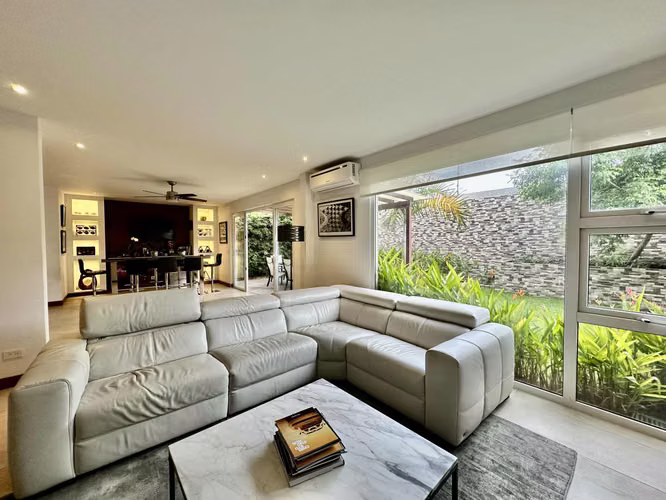 Venta lujosa, moderna y amplia casa, Guachipelin, Escazú (FAU) - Imagen 3