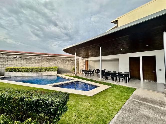 Venta casa contemporánea con patio amplio , Guachipelin, Escazú (FAU) - Imagen 17