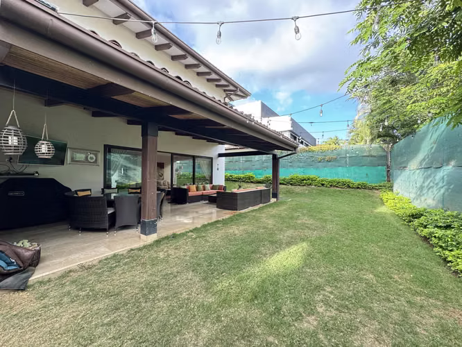 Se vende Casa de lujo en Valle del Sol, Pozos, Santa Ana (AD).