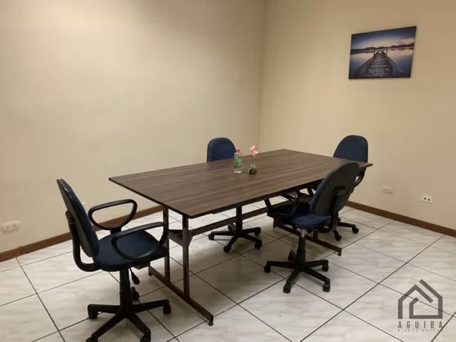 Oficinas pequeñas en Moravia incluye todos los servicios
