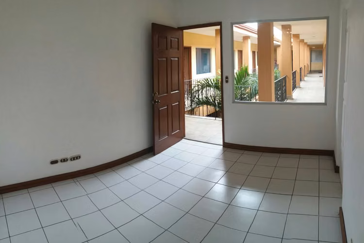 Edificio con Potencial para Hostal o Airbnb – Cerca de La Sabana y Paseo Colón