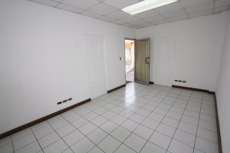 Edificio con Potencial para Hostal o Airbnb – Cerca de La Sabana y Paseo Colón