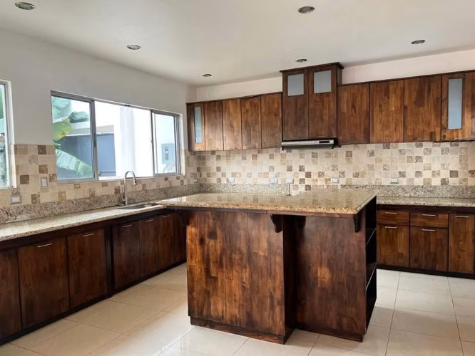 Se vende amplia casa en residencial en Alajuela - Imagen 2