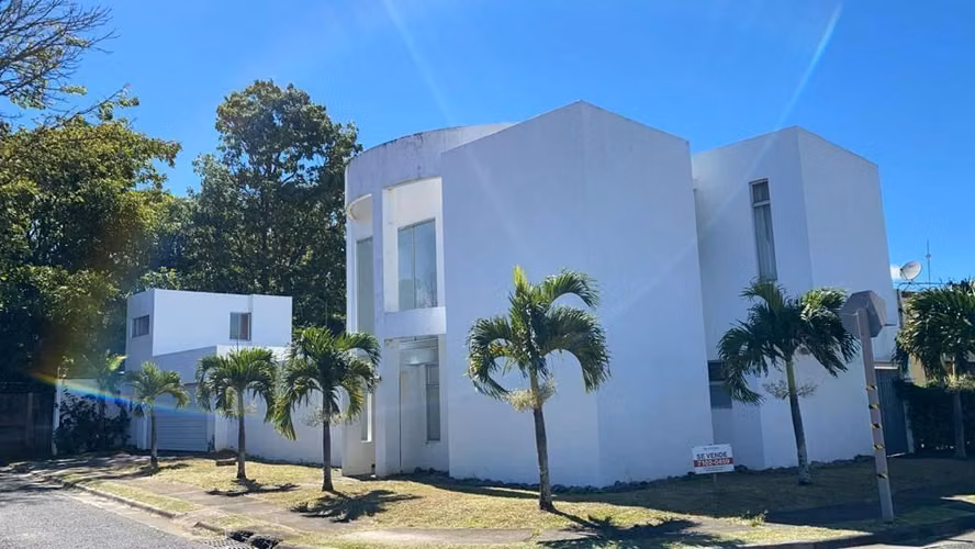Se vende amplia casa en residencial en Alajuela - Imagen 8
