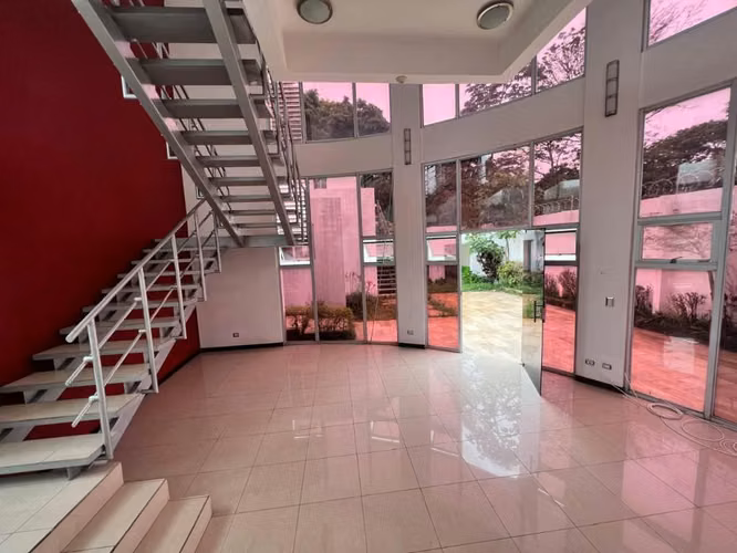 Se vende amplia casa en residencial en Alajuela - Imagen 3