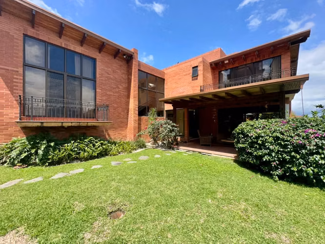 Viví en grande, viví en Escazú . Residencia de lujo en exclusivo condominio